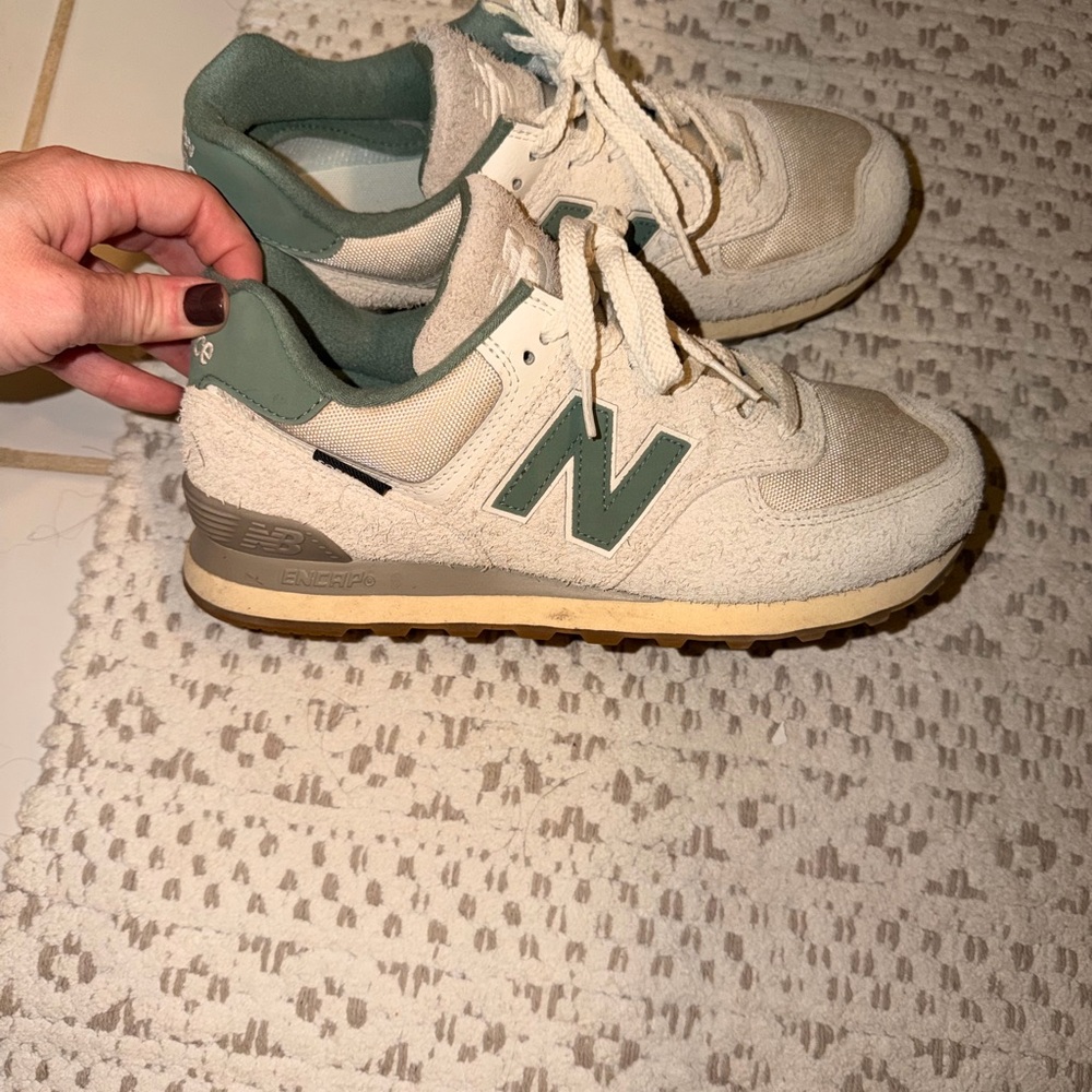 {New Balance} - Picture 2 of 2